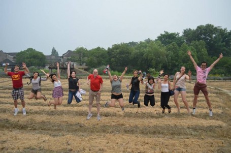 Jumping photo in the rice paddy shaped like a dragon in Wuzhen village!