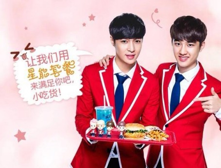 This ad shows 2 members from the South Korean pop boy group, EXO, posing with the StarPower combo and gift meal for the Chinese KFC’s most recent celebrity endorsement campaign. 