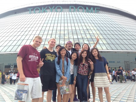 A group picture in front of the Tokyo Dome