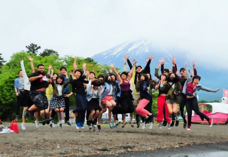 The USC and Meiji University students after our arrival at Lake Yamanaka (featuring Mt. Fuji in the background). 